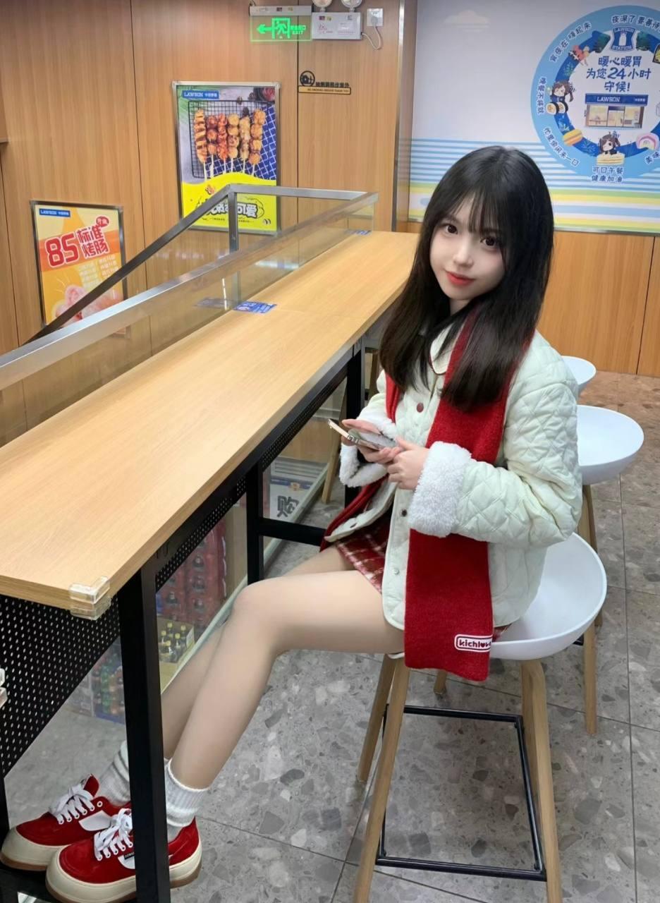 带着鹦鹉来喝茶的老者，鸟语中的智慧与茶香里的闲适